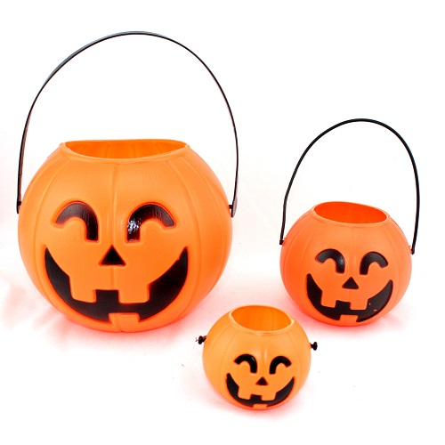 1414309188  font b plastic b font font b pumpkin b font font b bucket b font Gợi ý trang trí nhà rùng rợn để đón lễ Halloween