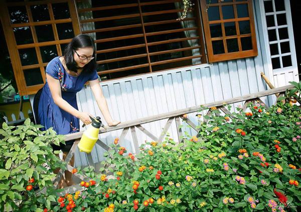 me man ngoi nha go tran ngap hoa tren cao nguyen da ha giang Chiêm ngắm mê mẩn ngôi nhà gỗ tràn ngập hoa trên cao nguyên đá Hà Giang